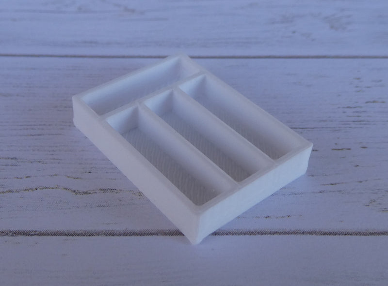 Nukkekodin aterinlaatikko, eri kokoja ja värejä