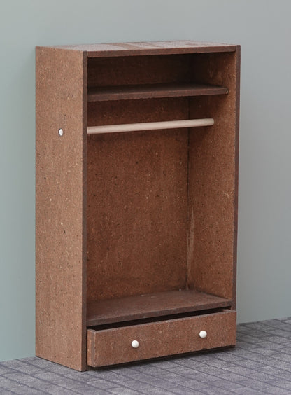 Avonainen vaatekaappi nukkekotiin