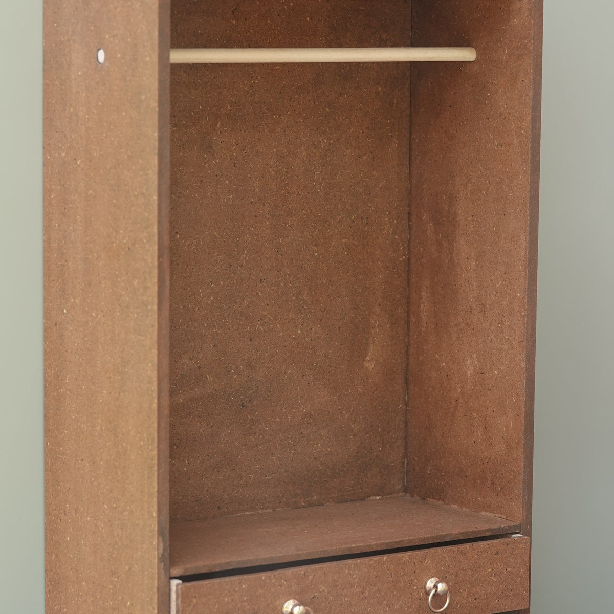 Avonainen vaatekaappi nukkekotiin