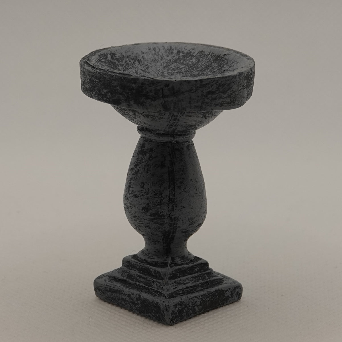 Koristeallas nukkekotiin, tumma harmaa