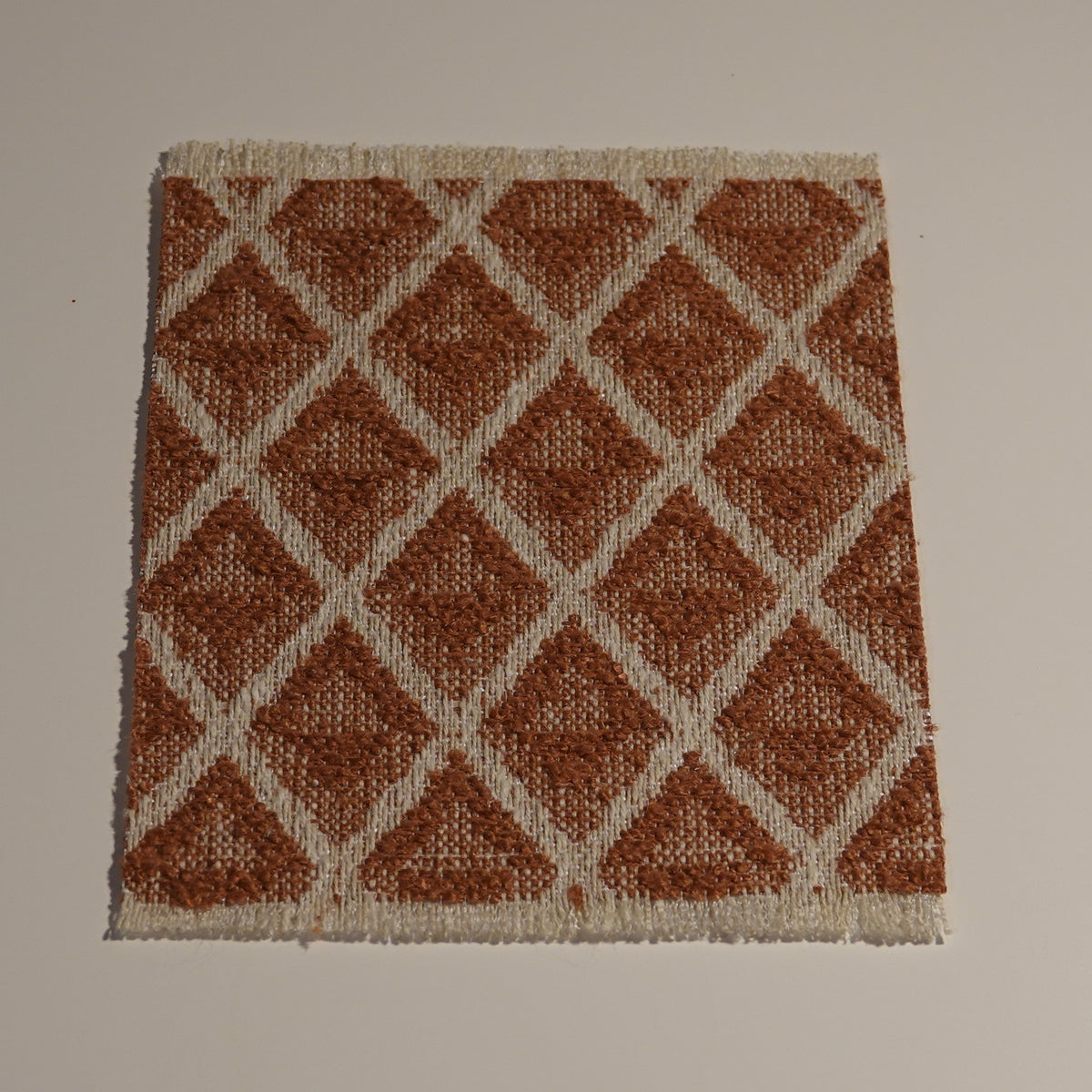 Ruskea ruudullinen matto nukkekotiin