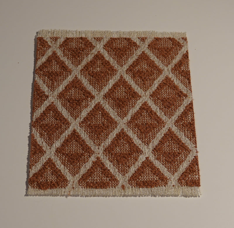 Ruskea ruudullinen matto nukkekotiin