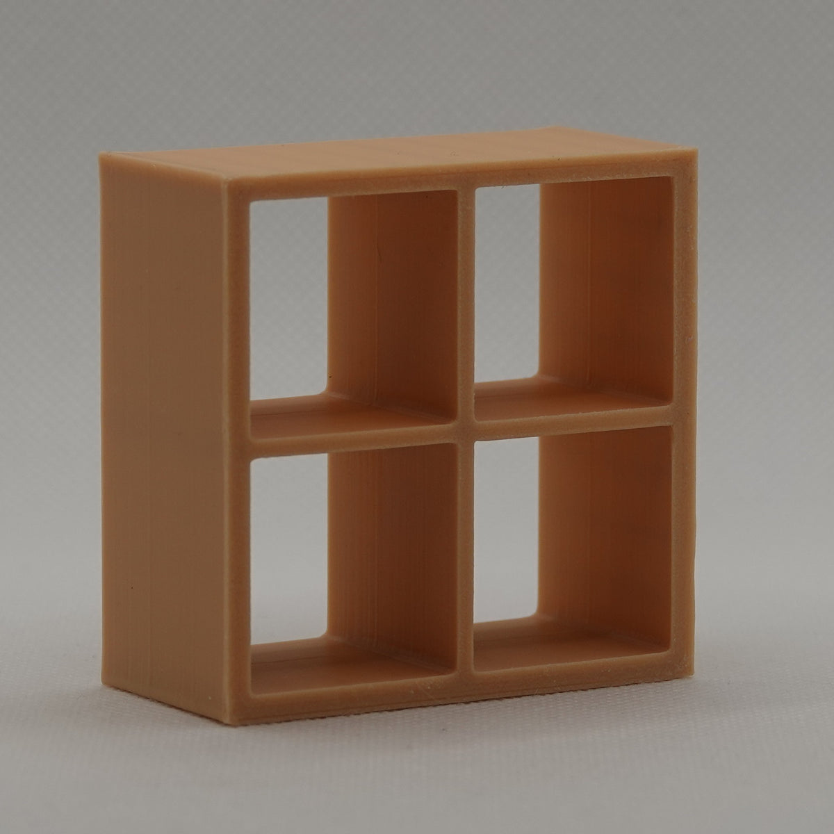 Nukkekodin matala lokerikkohylly, ruskea