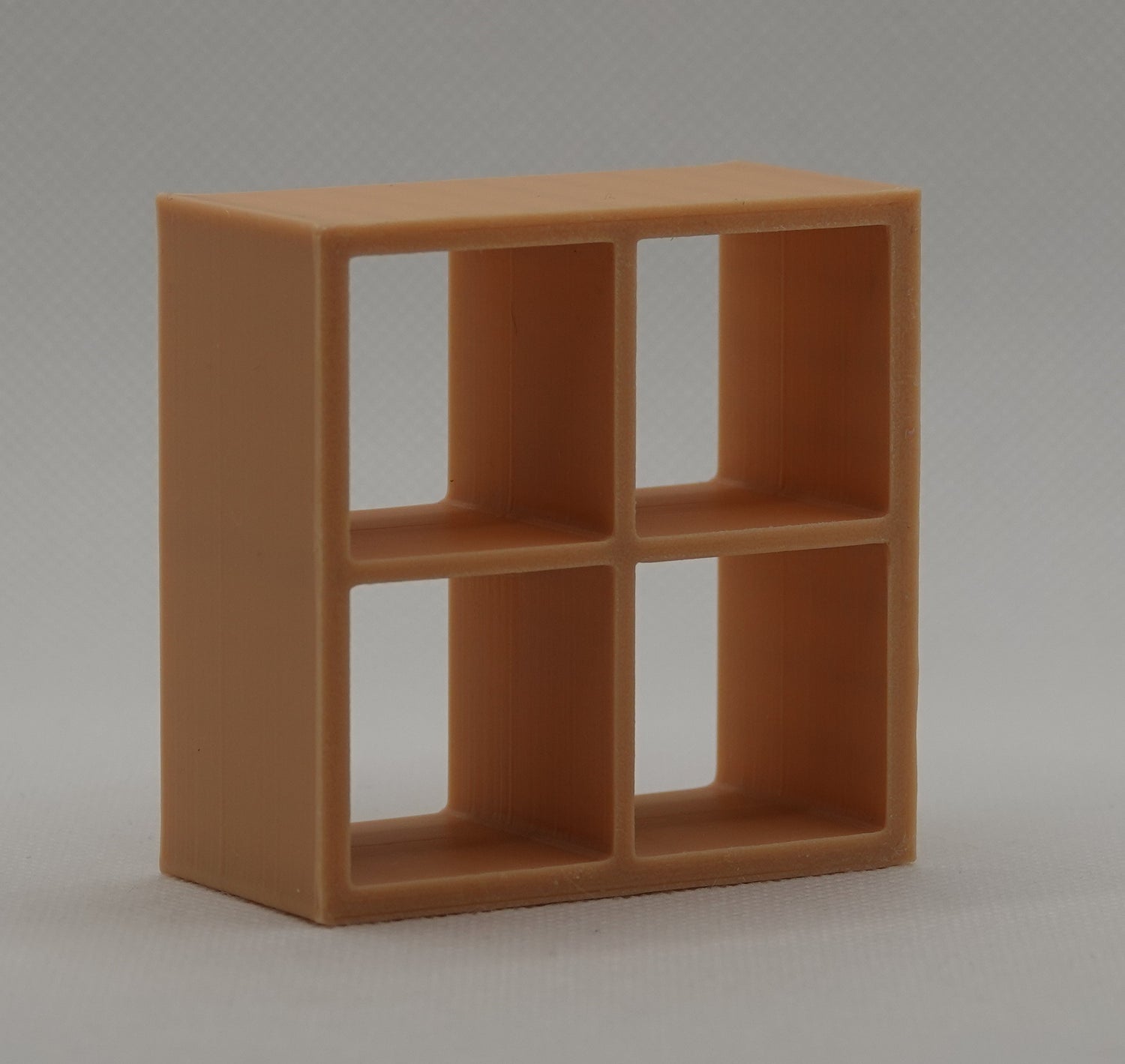 Nukkekodin matala lokerikkohylly, ruskea