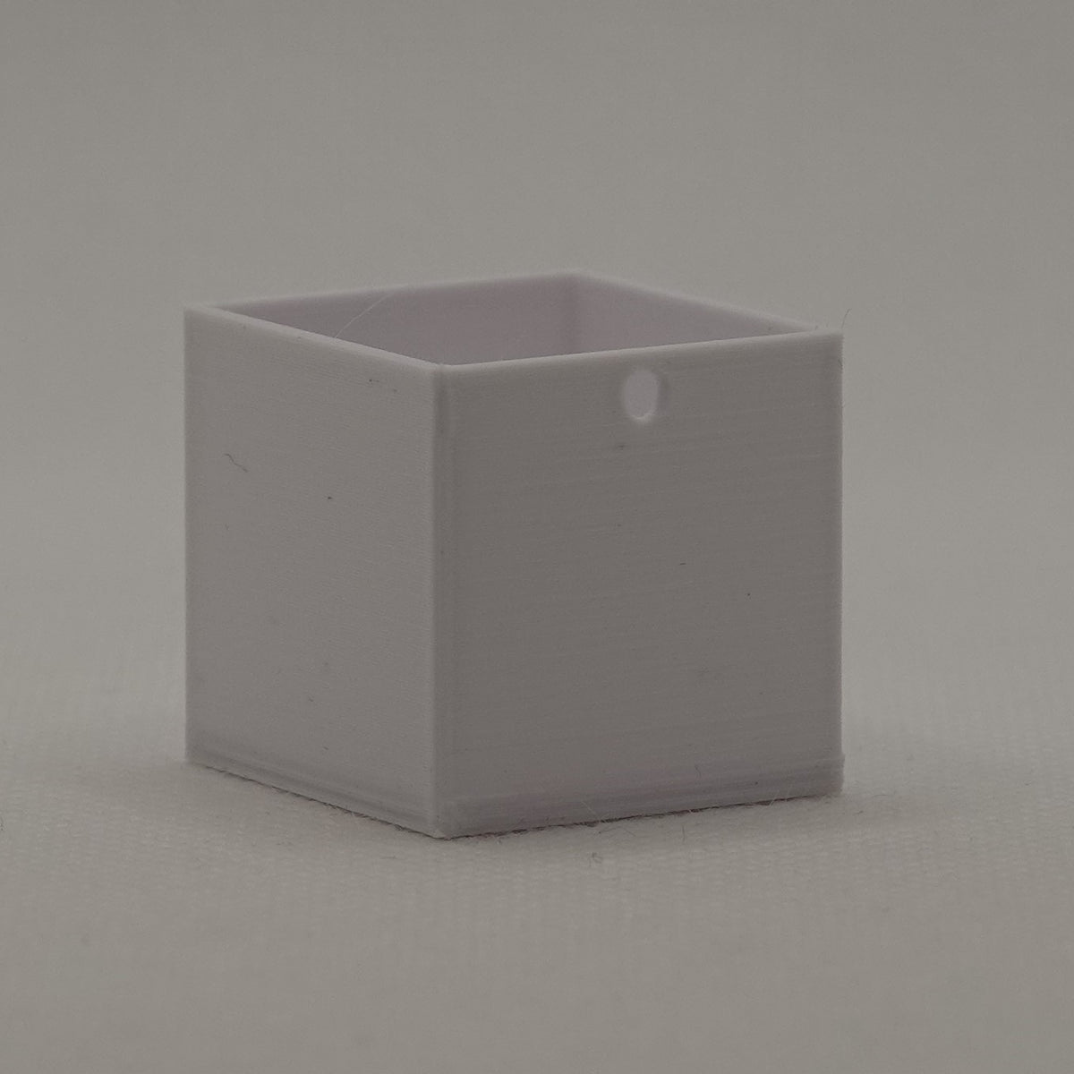 Nukkekodin lokerikkohyllyn laatikko, valkoinen