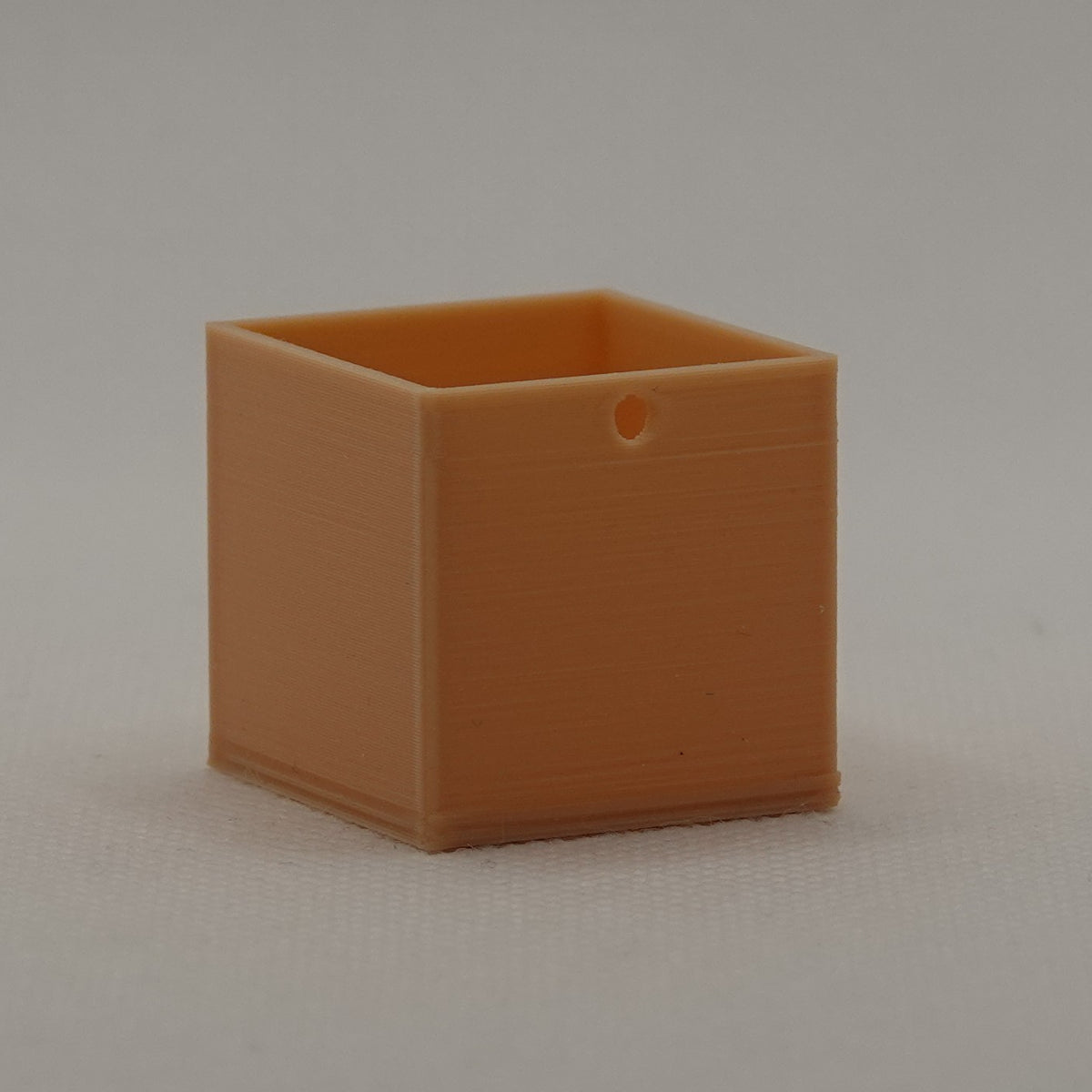 Nukkekodin lokerikkohyllyn laatikko, ruskea