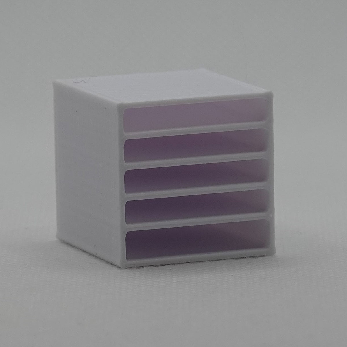 Nukkekodin lokerikkohyllyn lomakelaatikko, valkoinen