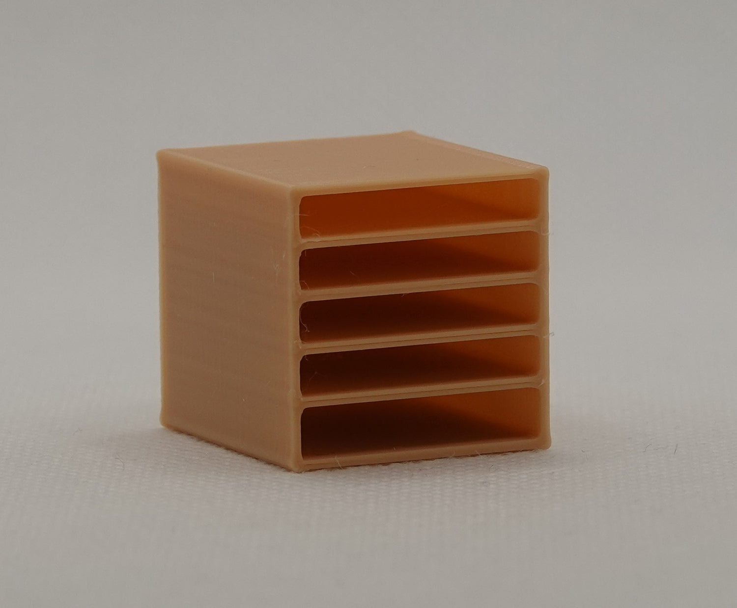 Nukkekodin lokerikkohyllyn lomakelaatikko, ruskea