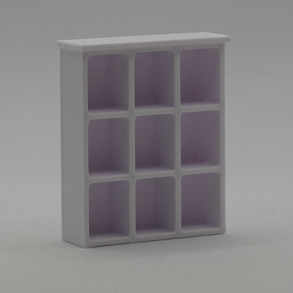 Nukkekodin mukihylly, eri kokoja ja värejä