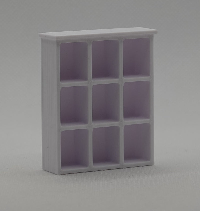 Nukkekodin mukihylly, eri kokoja ja värejä