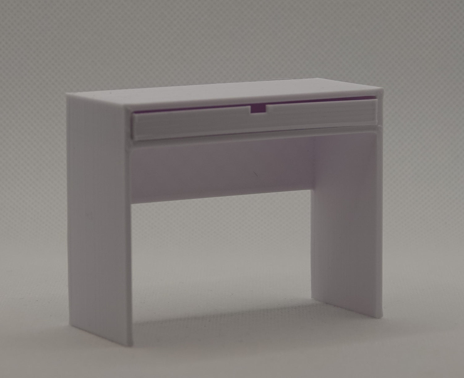 Nukkekodin kirjoituspöytä, valkoinen