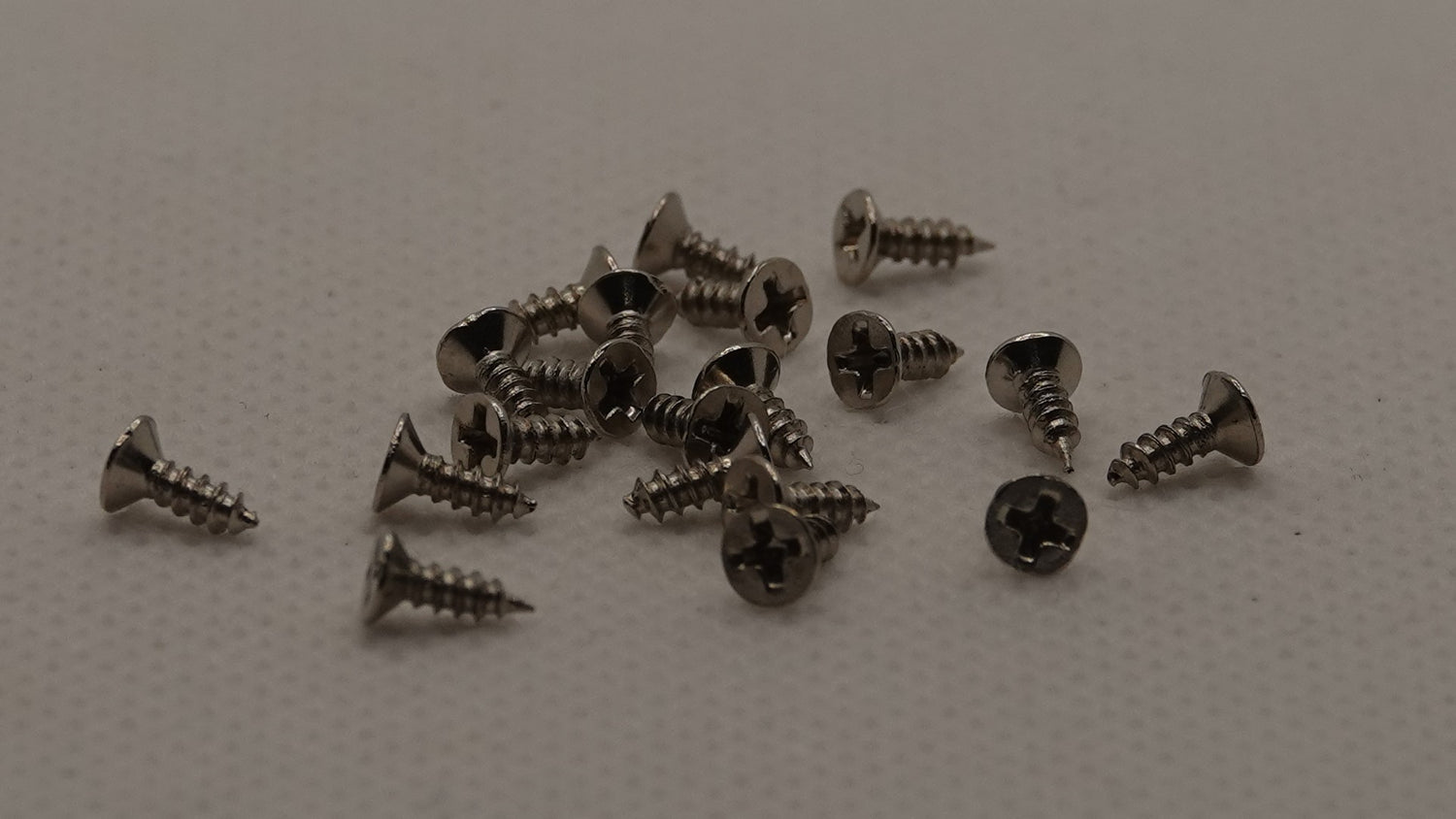 Ruuvi 2 x 6 mm, hopea 20 kpl