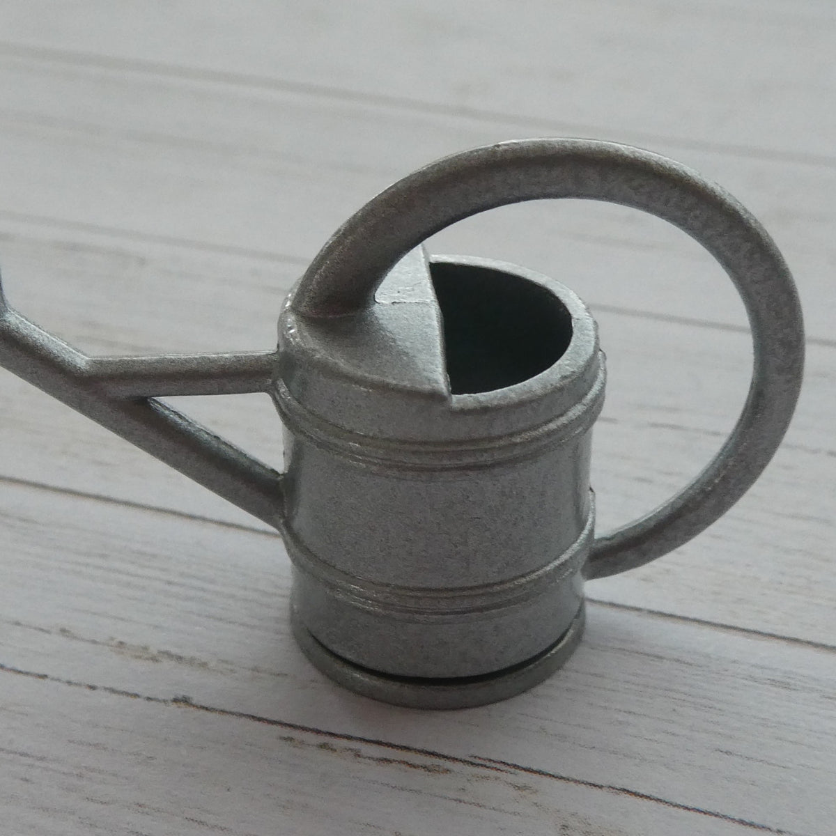 Kastelukannu nukkekotiin, eri värejä