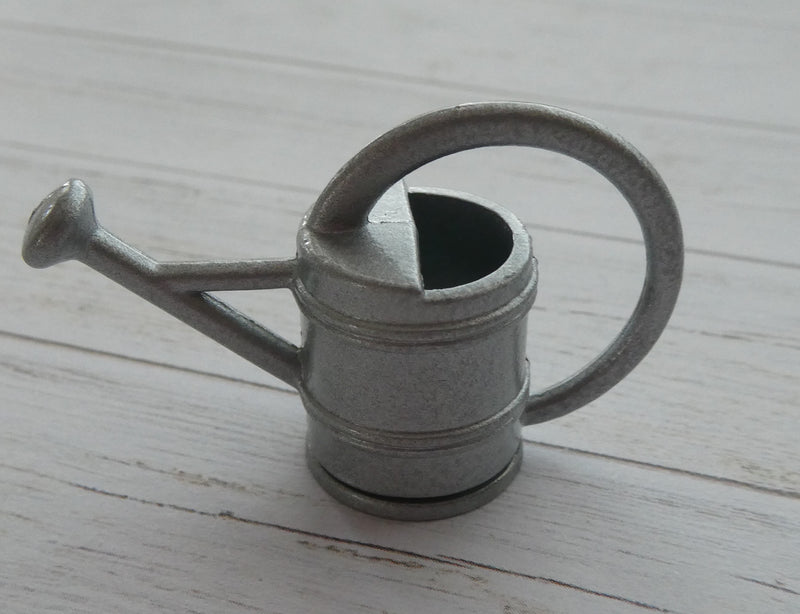 Kastelukannu nukkekotiin, eri värejä