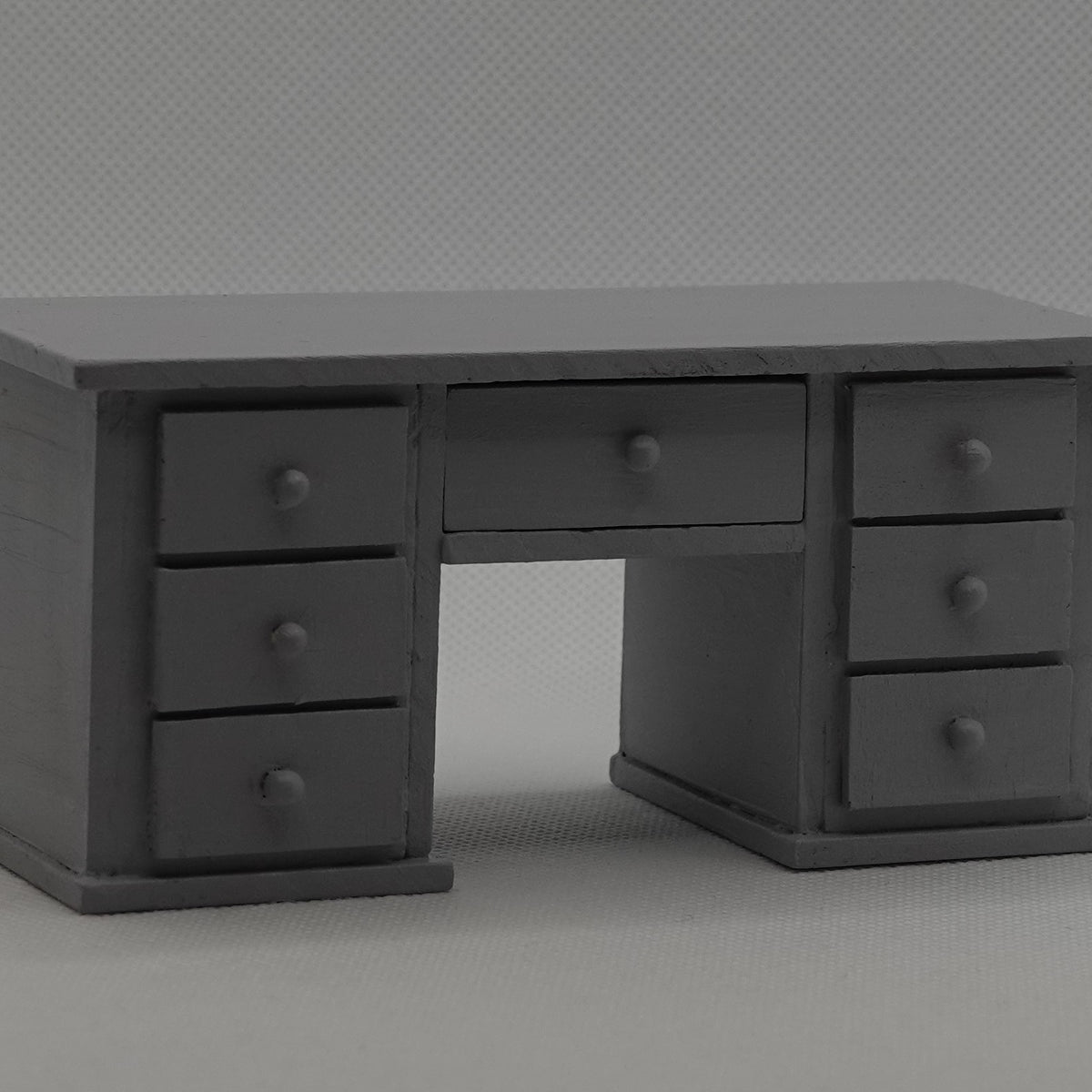 Nukkekodin kirjoituspöytä