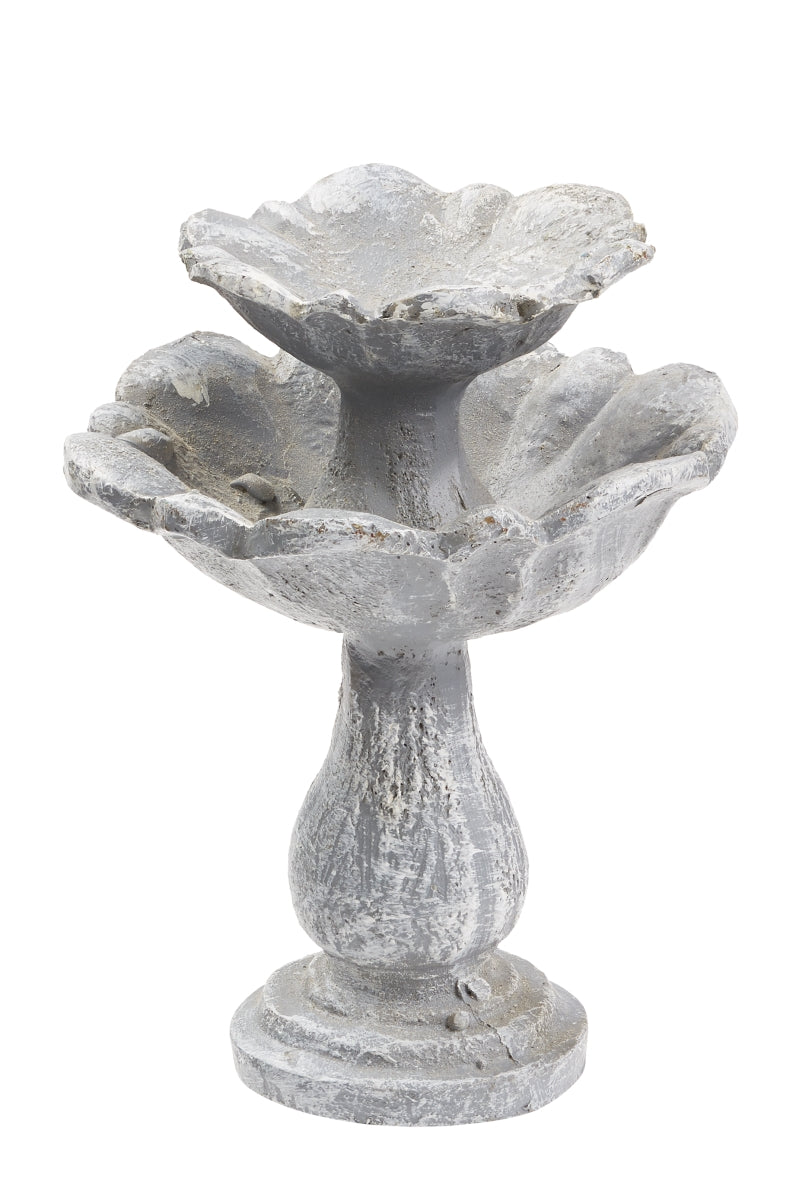 Koristeallas nukkekodin puutarhaan