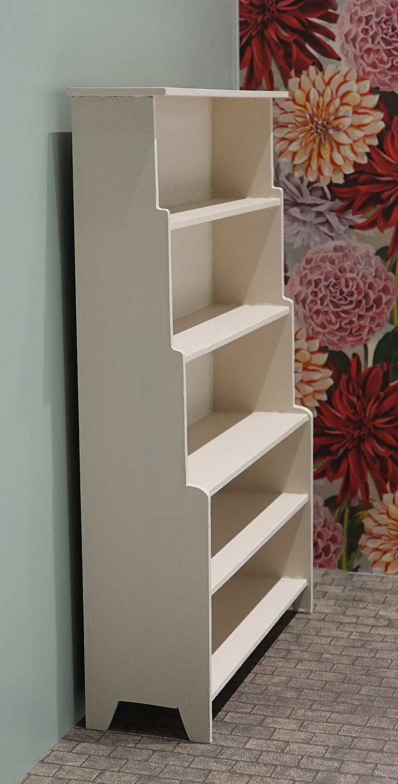 Korkea astiahylly nukkekodin keittiöön