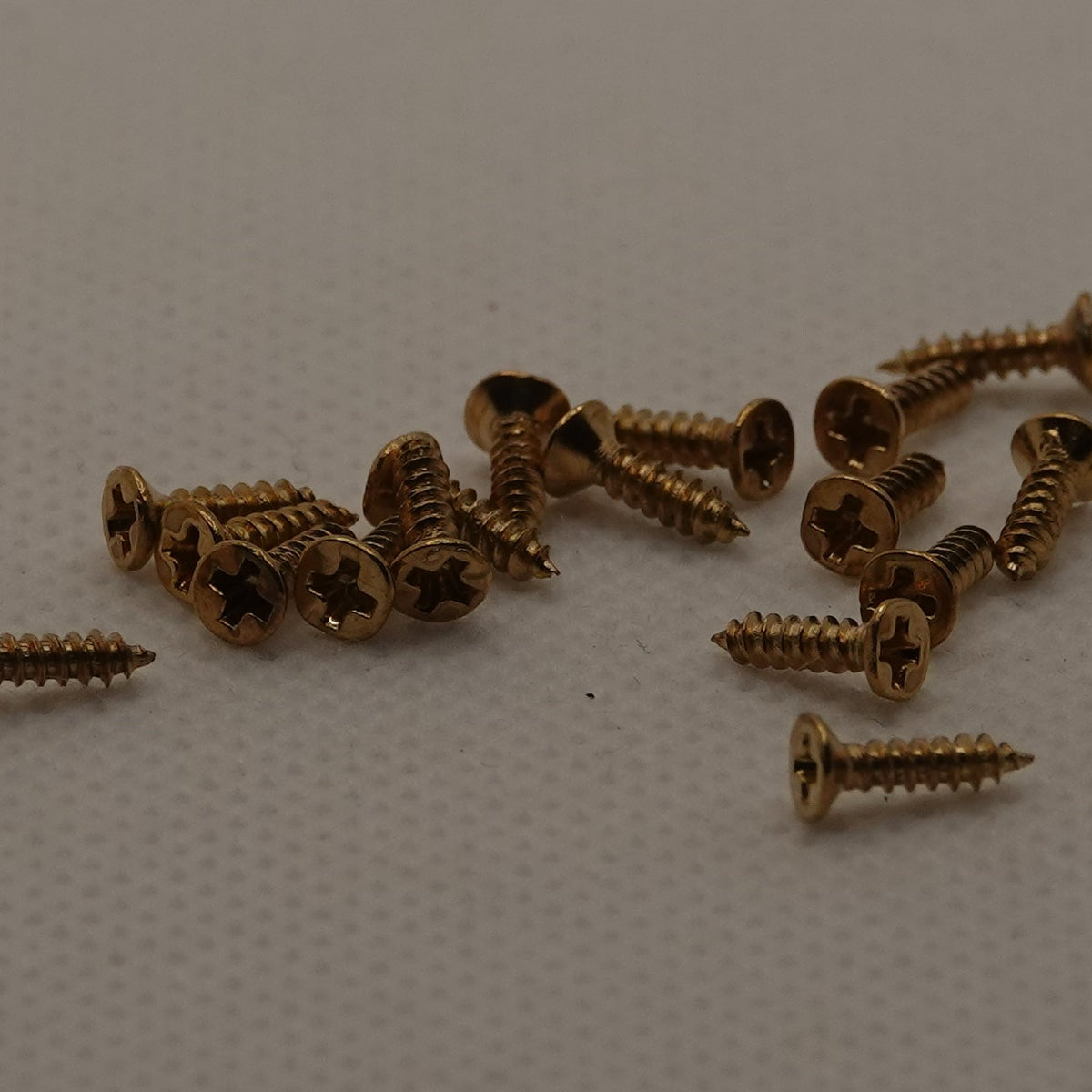 Ruuvi 2 x 8 mm, kulta 20 kpl