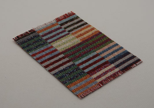 Leveä raidallinen räsymatto nukkekotiin