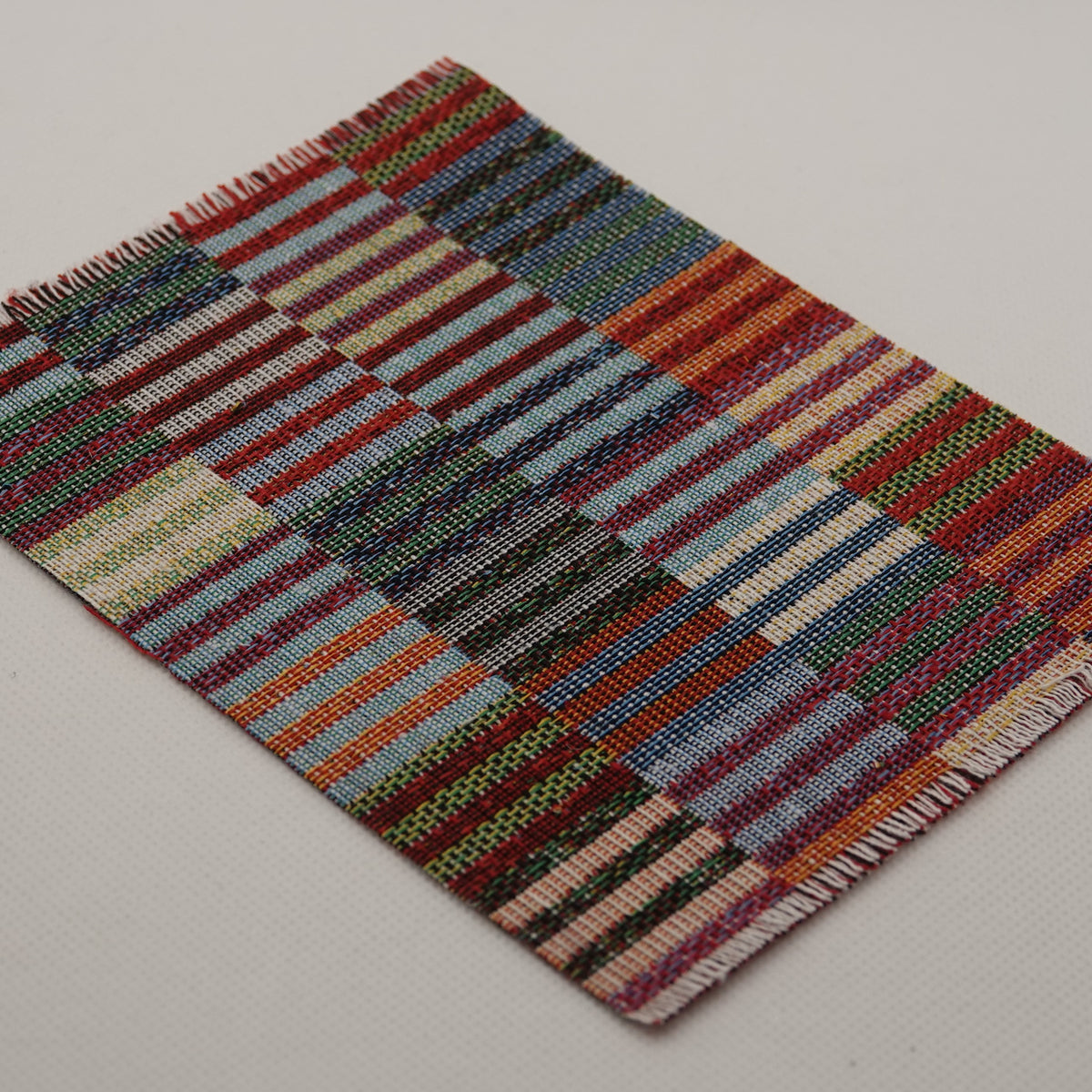 Leveä raidallinen räsymatto nukkekotiin