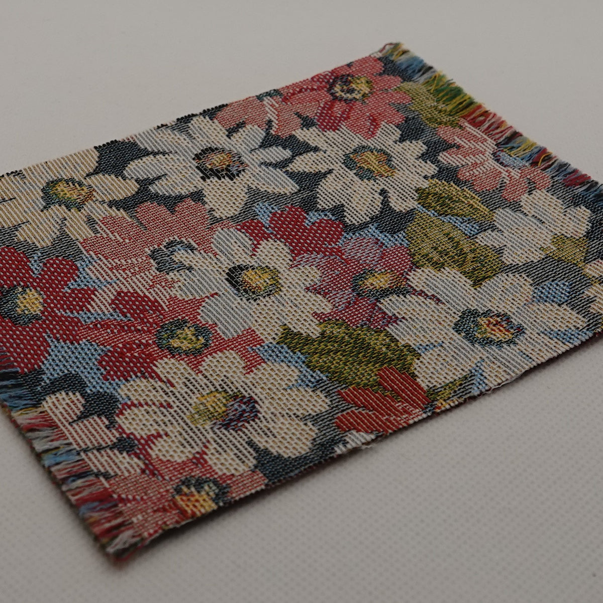 Kukallinen matto nukkekotiin