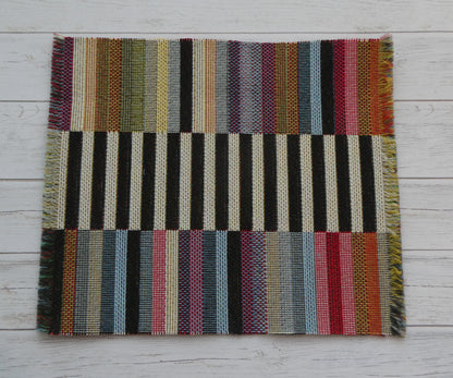 Raidallinen matto nukkekotiin, laku