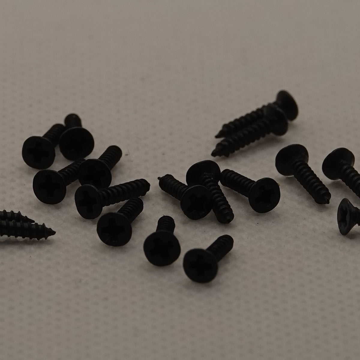 Ruuvi 2 x 10 mm, musta 20 kpl