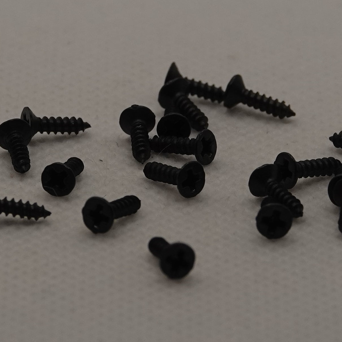 Ruuvi 2 x 8 mm, musta 20 kpl