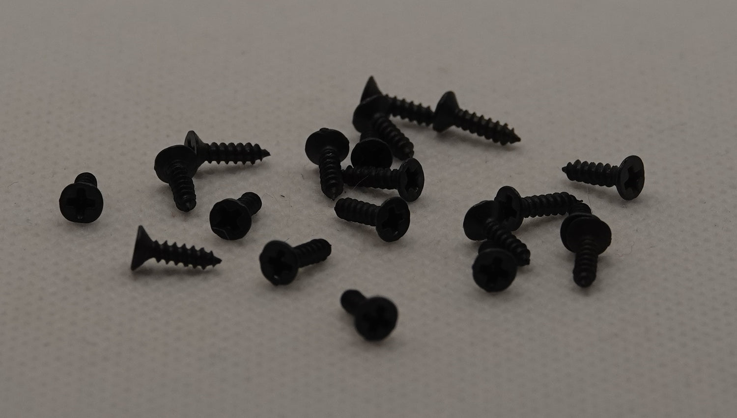 Ruuvi 2 x 8 mm, musta 20 kpl