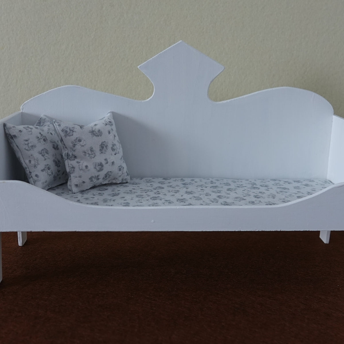 Nukkekodin puusohva 1:6