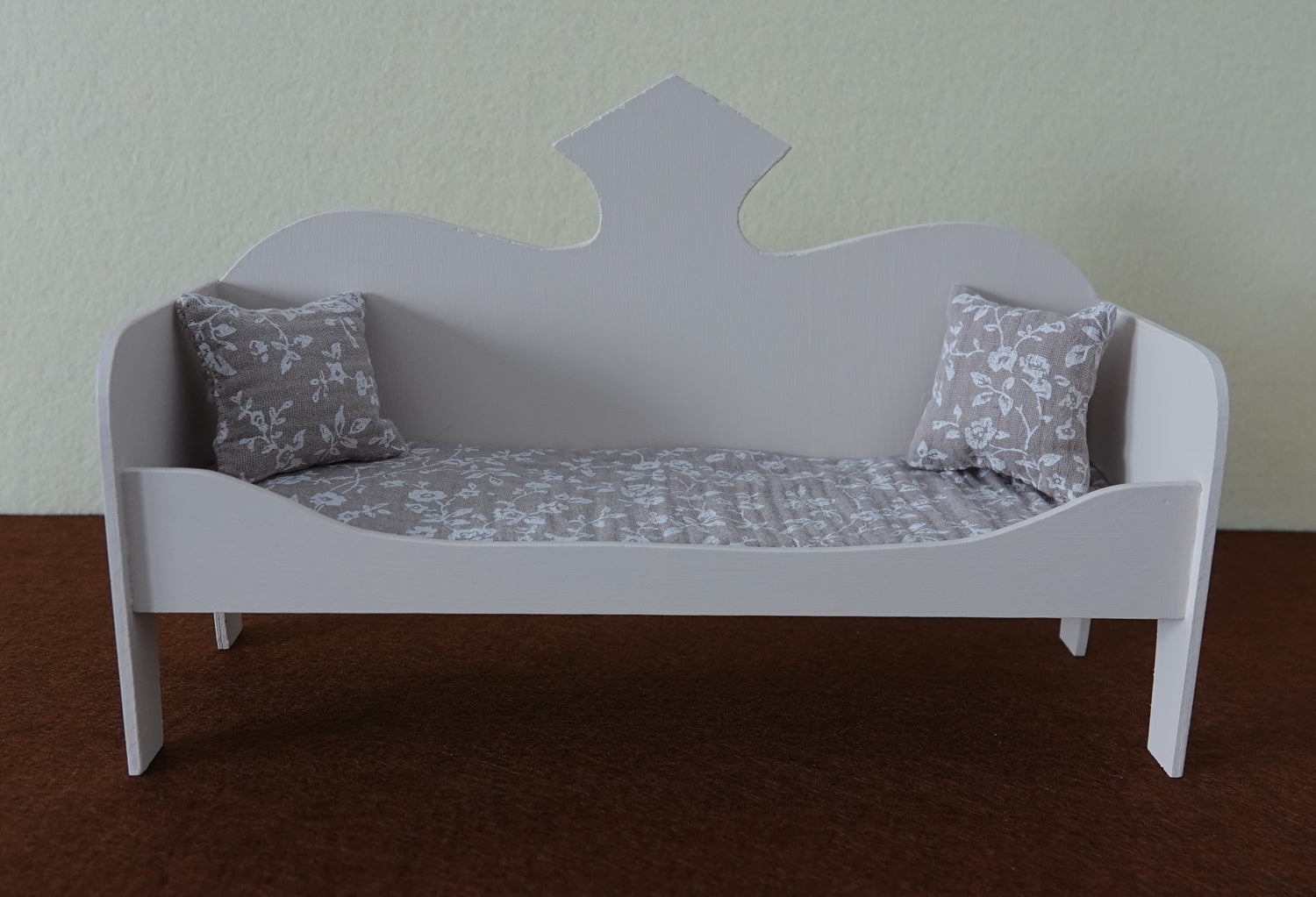 Nukkekodin puusohva 1:6