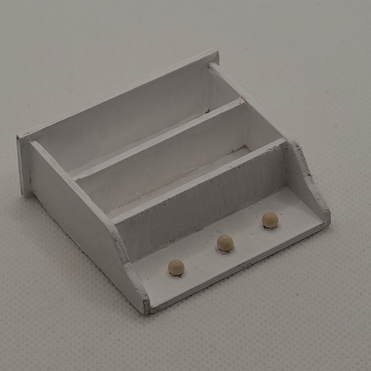 Seinähylly 1:12, valkoinen