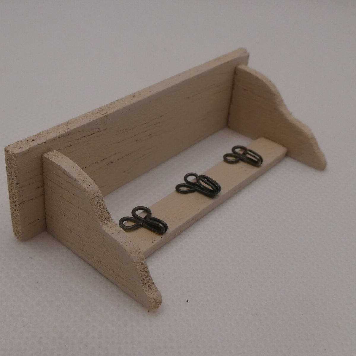 Seinänaulakko nukkekotiin, pellava