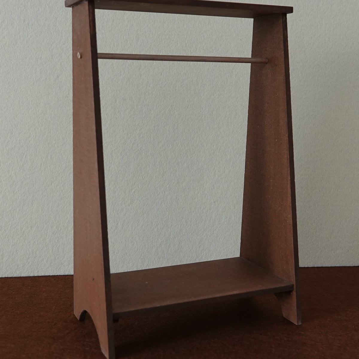 Vaateteline nukkekotiin