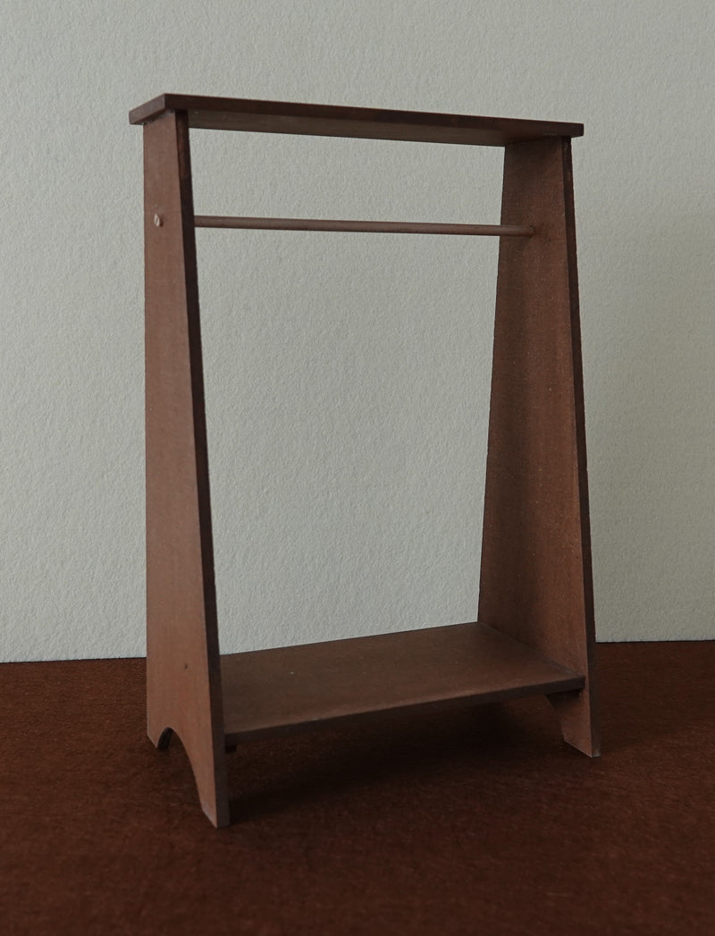 Vaateteline nukkekotiin