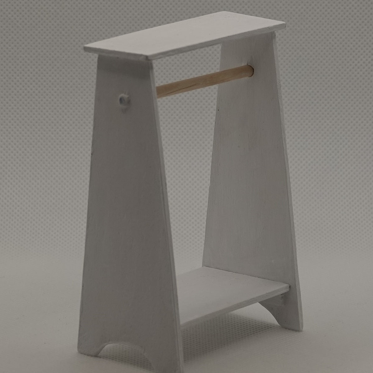 Vaateteline nukkekotiin