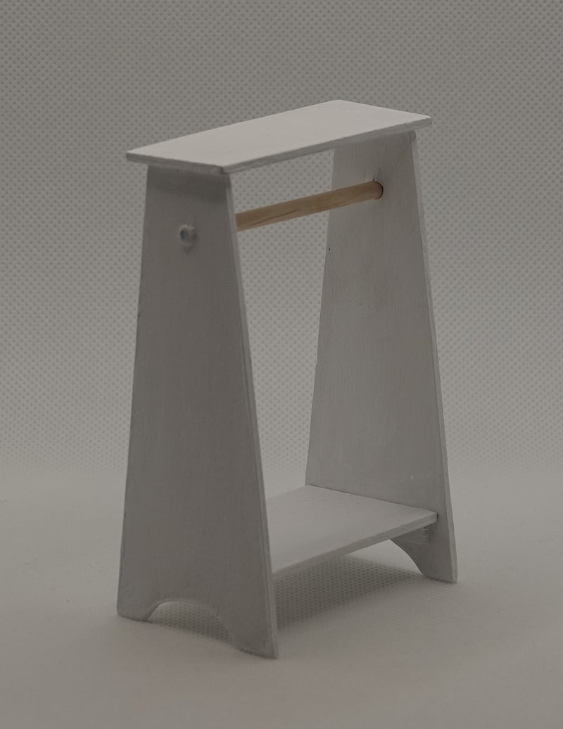 Vaateteline nukkekotiin