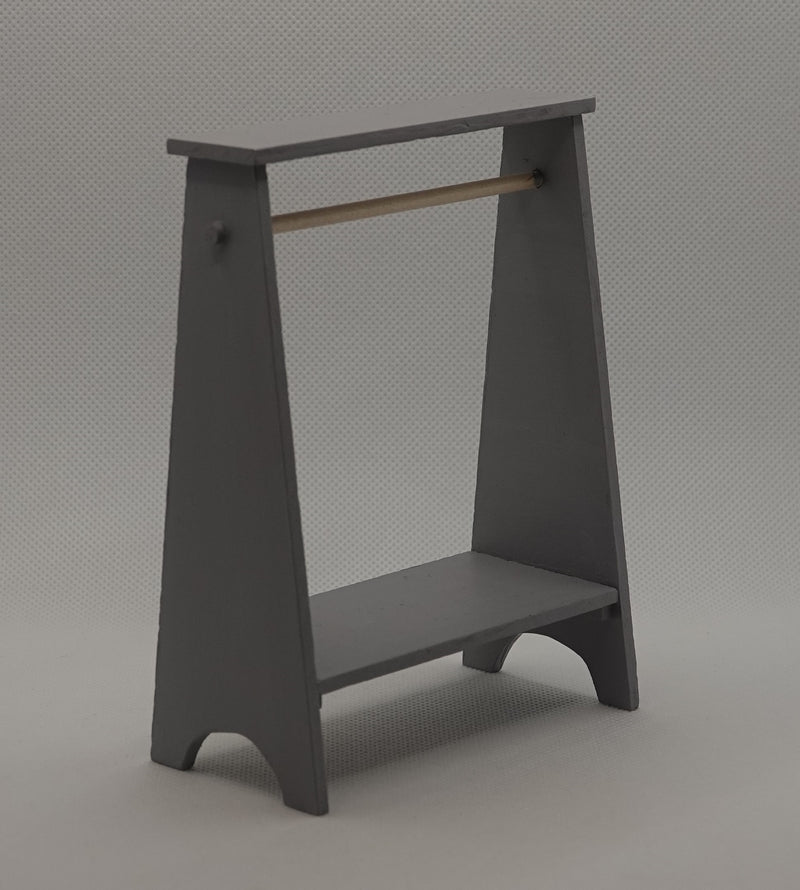 Vaateteline nukkekotiin